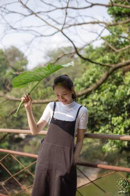 日本巜商务旅行戴帽子的同行