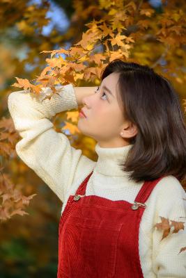 老中医吮她的花蒂和奶水视频播放,车上他吃我奶进我下面视频